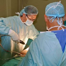 Dr. Enrique Linares cirujanos en proceso